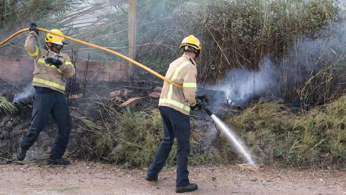 Sufoquen incendis de vegetació a Raimat i els Magraners