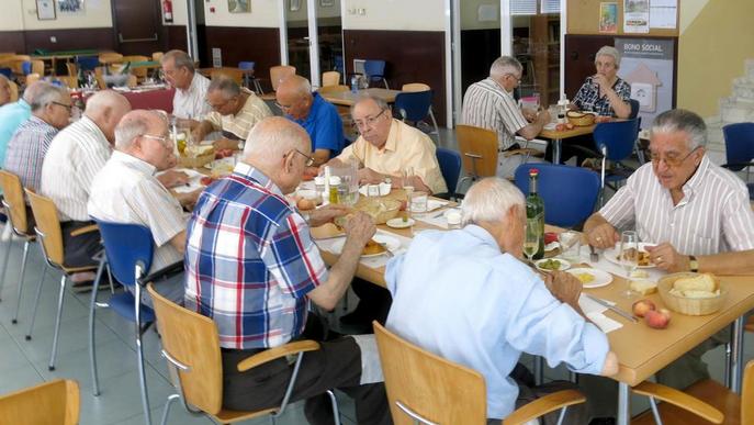 Una cinquantena de persones grans són usuàries cada dia dels àpats a 5 euros de les llars de jubilats