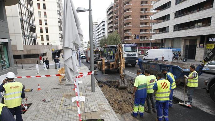 Una canonada d’aigua rebenta i obliga a tallar l’avinguda Catalunya