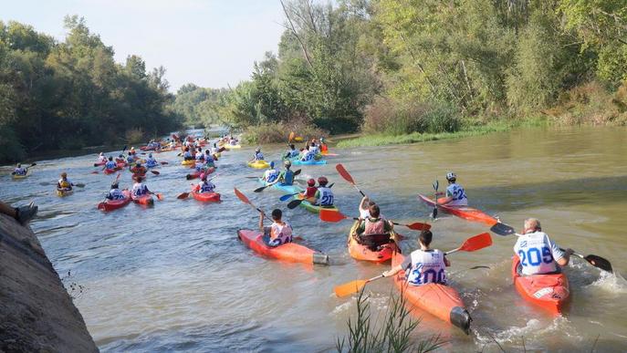 Unes 200 piragües en el 5è Descens Popular Ciutat de Lleida