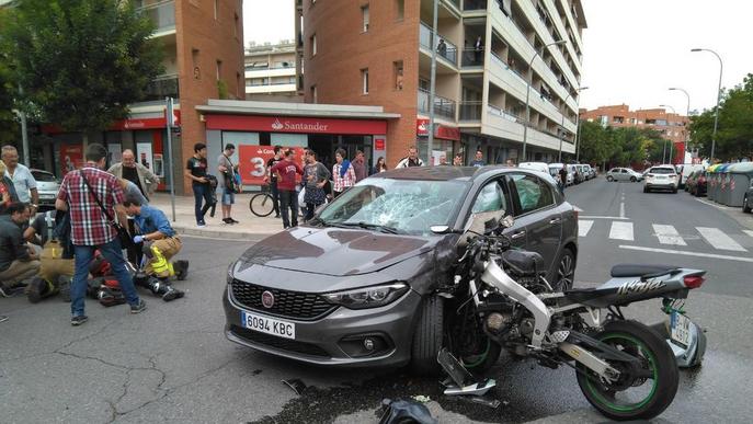 Ferit al col·lidir un cotxe i una motocicleta a Lleida