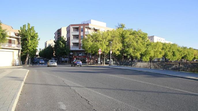 Amenaça amb un ganivet i pega a l'exparella al carrer a la Bordeta