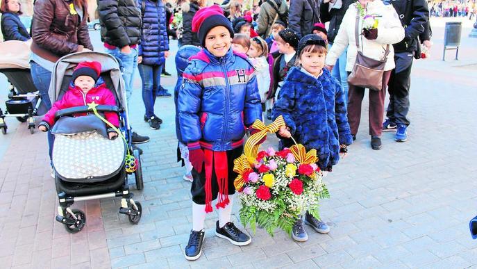 Ofrena floral atípica al Sant Crist de Balaguer