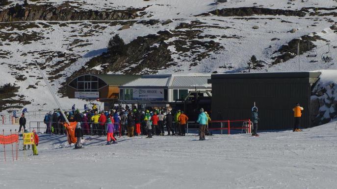 Arranca la temporada amb 3.000 esquiadors a Baqueira i més reserves de cara al pont