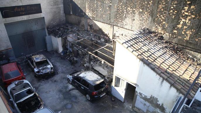 Seixanta veïns desallotjats a la Bordeta per un foc en un taller mecànic