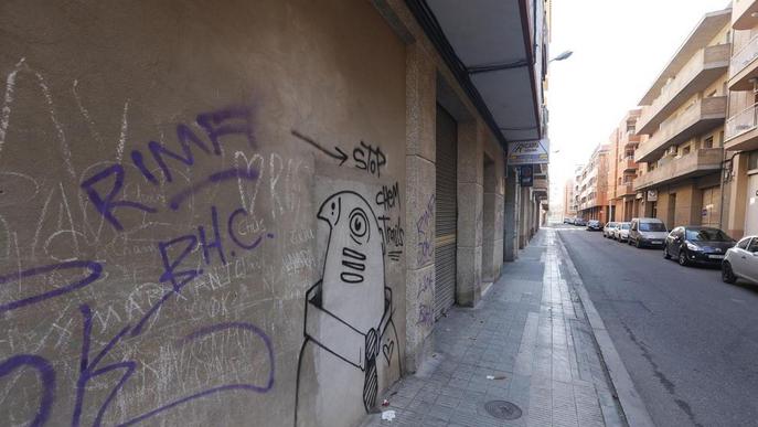 Els veïns de la Bordeta denuncien la proliferació de pintades en edificis