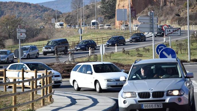 Les pistes reben més de 13.000 esquiadors en l’inici del pont, que genera retencions a l'accés a Andorra