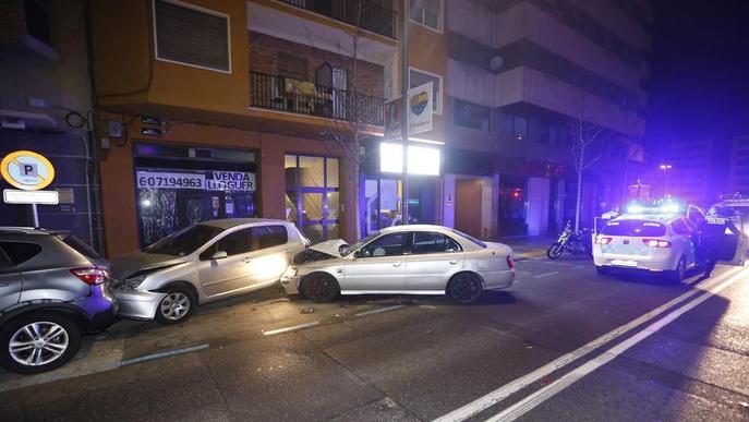 Un conductor novell que quintuplica la taxa d'alcohol permesa s’encasta contra tres cotxes a Lleida