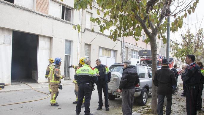 Incendi en un garatge a Tàrrega i crema un cotxe a Riu de Cerdanya