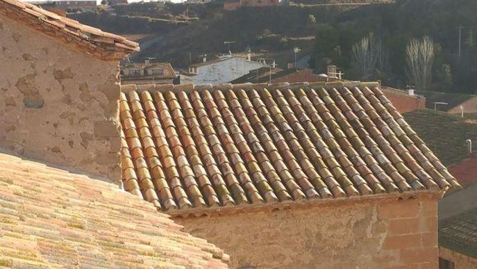Obres a la teulada de l’església d’Albesa