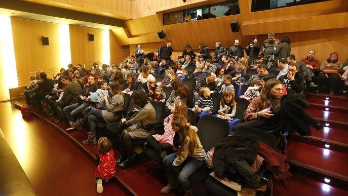 El Centre de Titelles omple en l’estrena del cicle ‘Joc al Ninot’