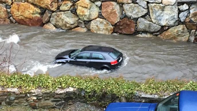 Ferit lleu a l’estimbar-se amb el cotxe per un pont de la Garona a Es Bòrdes