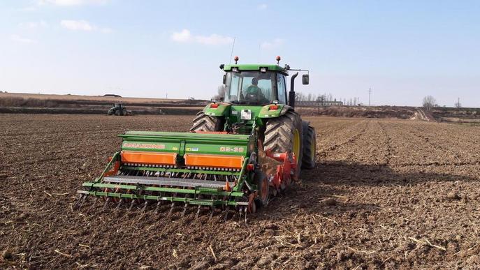Brussel·les amenaça de retallar els ajuts als pagesos un 10 per cent