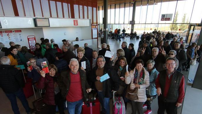 Un centenar de jubilats estrenen els vols de l’Imserso de Lleida a Menorca