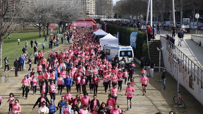 Les dones conquereixen els carrers de rosa per lluitar contra el càncer de mama