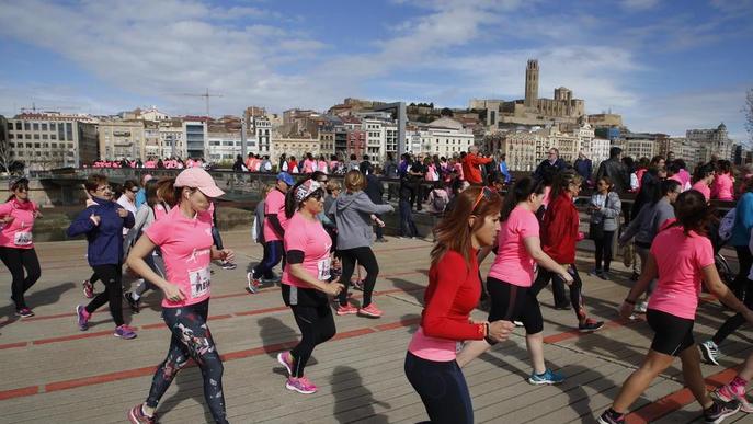 Les dones conquereixen els carrers de rosa per lluitar contra el càncer de mama