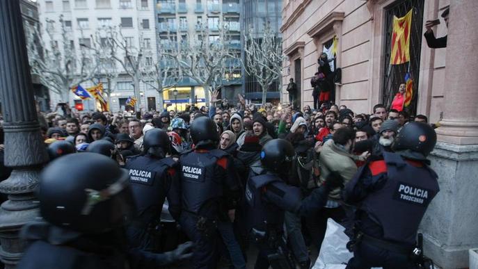 Continuen les mobilitzacions: tallada l'A-2 a Alcarràs després d'una nit amb tensió que acaba amb 7 persones ferides a Lleida