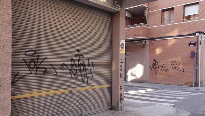 Els veïns de la Bordeta, “farts” de pintades als seus carrers