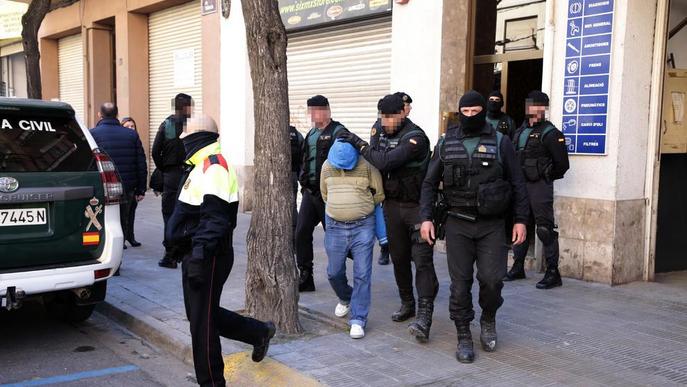 Desplegament policial a Cappont amb 3 detinguts per robar en cases