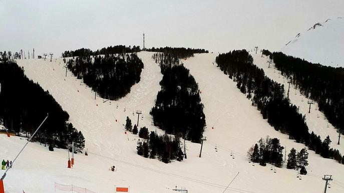 El mal temps obliga a tancar pistes en un dia amb poca afluència d’esquiadors