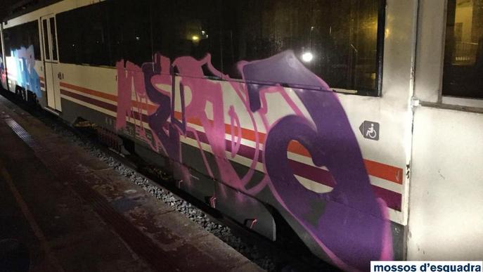 Denunciat per fer pintades en un tren a l'estació de Cervera