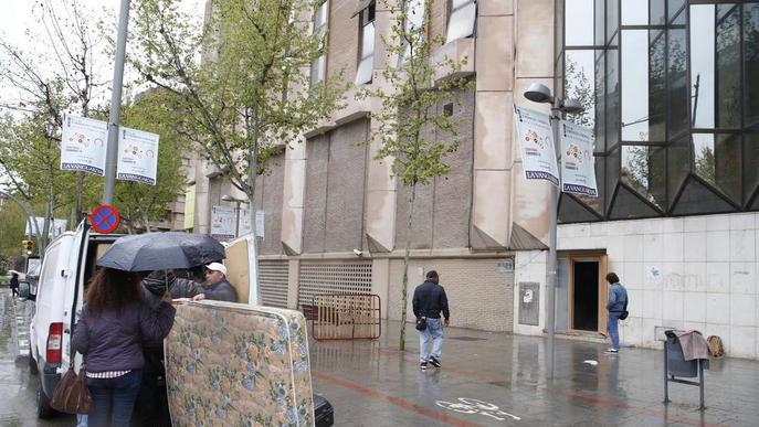 Desallotjats 51 veïns del bloc de Ronda encara que alguns tornaran a okupar altres pisos