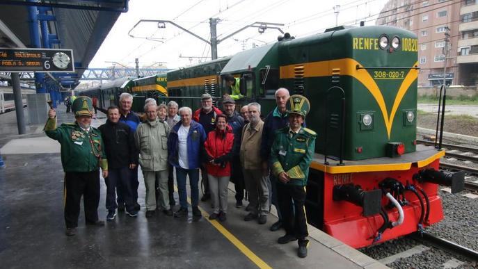 Un grup de turistes de centreeuropa estrena la 10a temporada del Tren dels Llacs tot i el mal temps