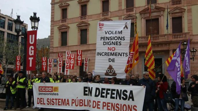 Un centenar de lleidatans exigeixen pensions dignes i els sindicats amenacen amb vaga 