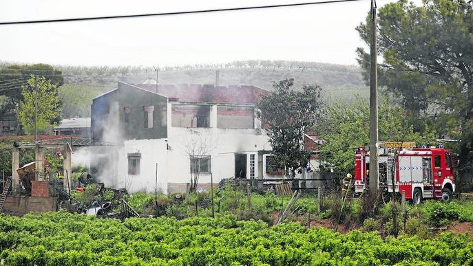 Un incendi causa greus destrosses a un habitatge de Corbins