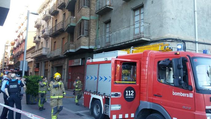 Tallat el carrer del Nord de Lleida per un incendi en un immoble