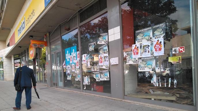 ‘Ofensiva’ de la Paeria contra l’excés de cartells penjats en locals buits