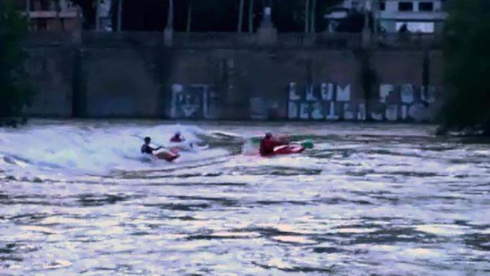 Piragüisme en plena crescuda del Segre a Lleida