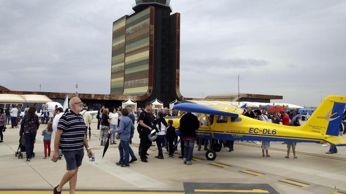 Acrobàcies aèries passades per aigua, colofó amb èxit de públic del Lleida Air Challenge