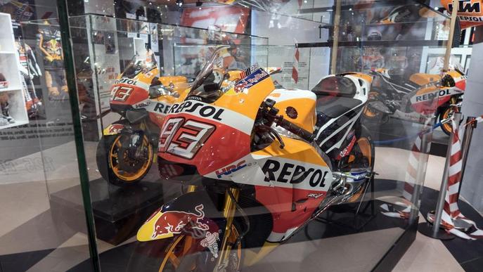 Cervera ja mostra la moto vencedora de Marc el 2017