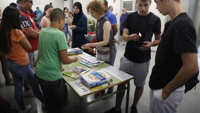 El mercat de llibres de text usats del Guindàvols estalvia 250 € per alumne