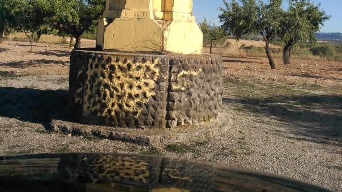 Denuncien pintades de groc en una creu funerària a Arbeca