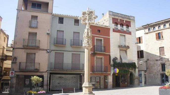 Insten a retirar la creu amb una inscripció franquista de la plaça Major de Tàrrega