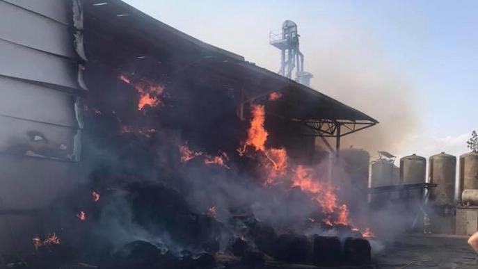 Un incendi crema part d'un magatzem i palla a Montgai