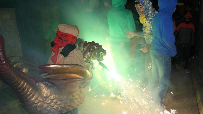 Foc, color i música a Isona amb la Dinogresca