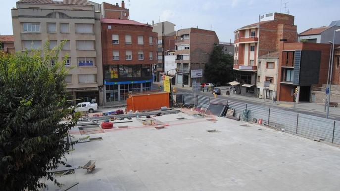La plaça de l'Ajuntament de Mollerussa ja disposa de nou paviment