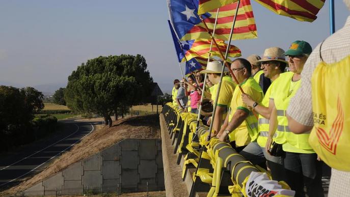 Pancartes i llaços grocs pels independentistes presos als ponts