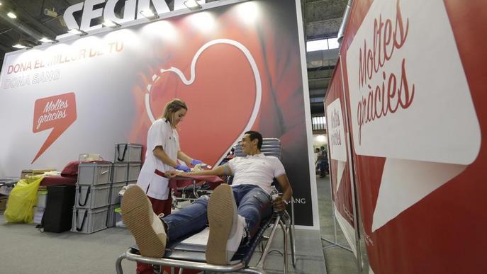 Més de cent lleidatans donen sang a l’estand de SEGRE durant la Fira