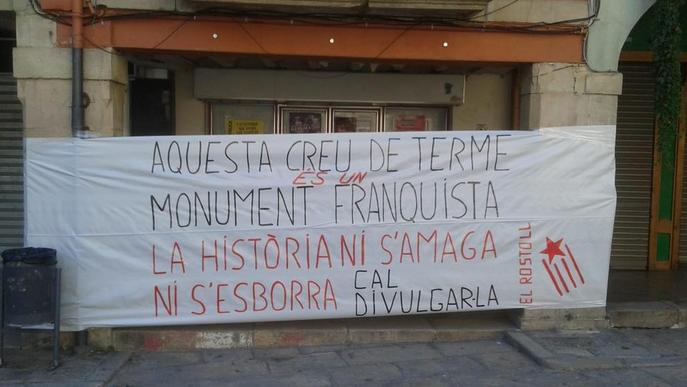 Pancarta a Tàrrega contra la creu de terme “franquista” de la plaça Major