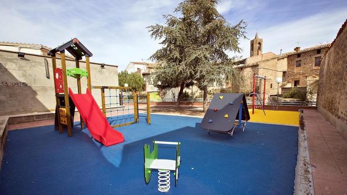 Instal·len mobiliari infantil al parc dels avis a les Pallargues