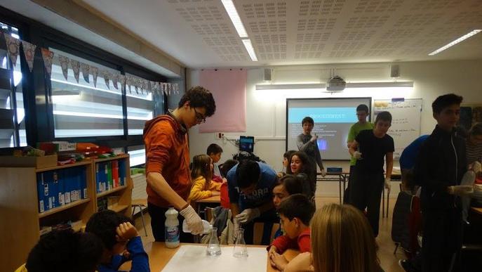 Tallers lúdics per practicar ciència a l'institut La Mitjana de Lleida