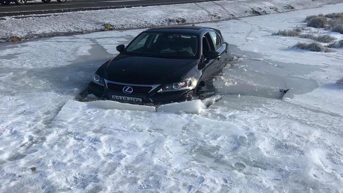 Un totterreny cau dins d’un llac gelat al port de la Bonaigua