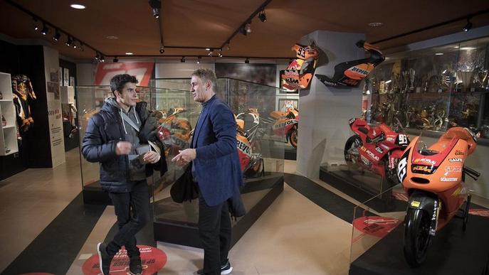 Marc Màrquez rep la visita de Mick Doohan