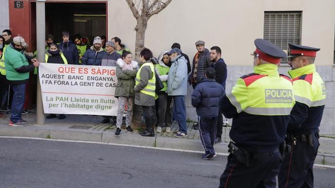 La PAH atura dos desnonaments i ocupa la seu de serveis socials