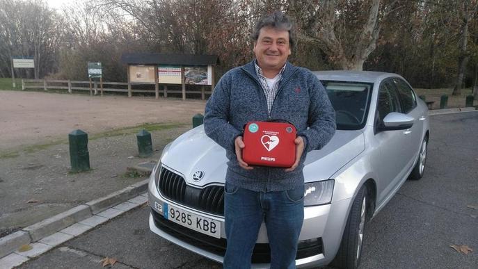El taxi de Maials, el primer de Lleida a portar desfribrilador per a emergències