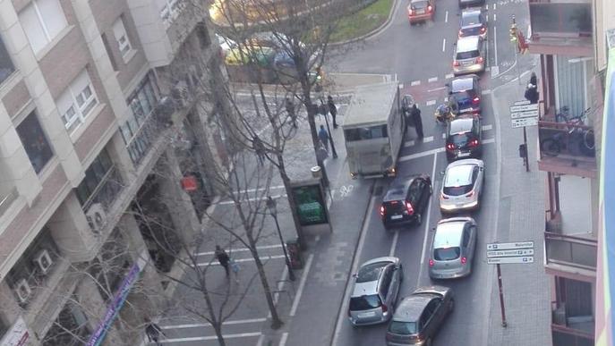 Denuncien trànsit caòtic a Lluís Companys per cotxes mal aparcats